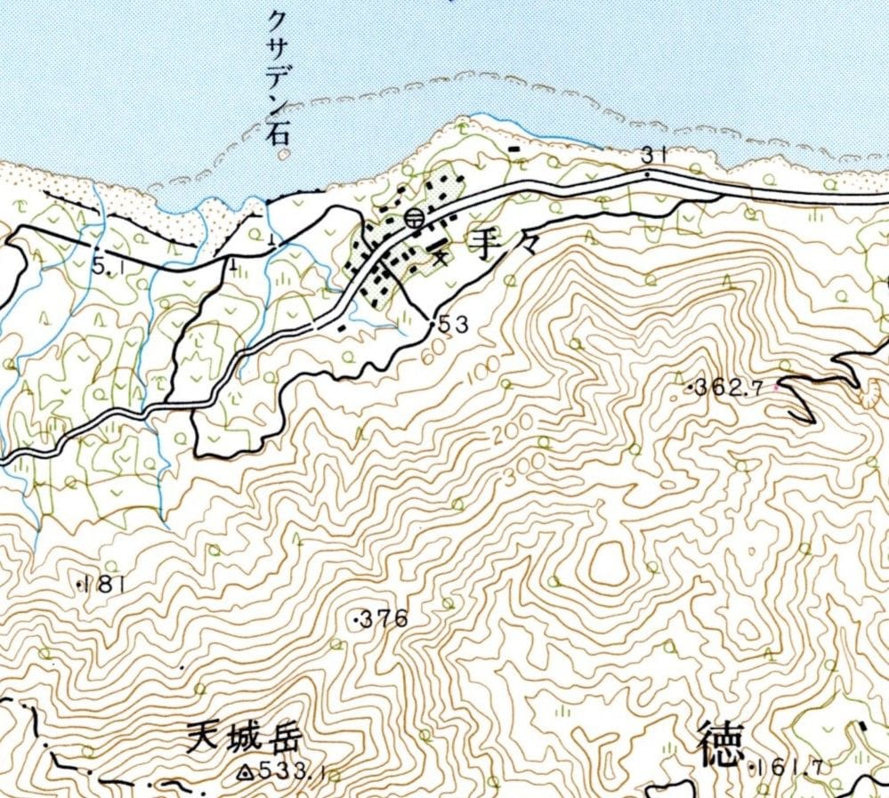 鹿児島県・徳之島の最北端に位置する手々の集落。天城の連山が岳岳（てて）で、地名はこれに由来するという。1:50,000「山」平成3年編集＊図名は「さん」と読む「難読」地名