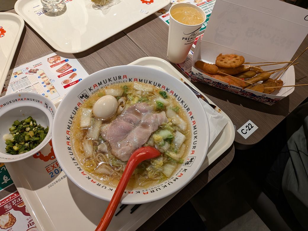 いざ実食！しれっとハイボールもつけてしまった（筆者撮影）