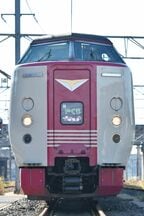 クモハ381形は貫通形。電気連結器なども装備する