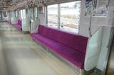 座席はリニューアルで大型の袖仕切りを設置した（記者撮影）