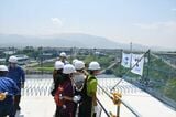 常永川橋梁の現場を見学する地域住民ら（記者撮影）