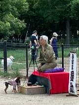 ドッグランで犬語でやったら犬が実際に寄ってきた（写真：豆生田さん提供）