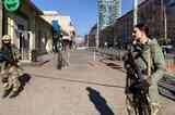 ルキアニフスカ駅周辺、砲撃された地下鉄入り口付近を警備する兵士（写真：筆者撮影）