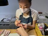 ネイル施術中の沙弥香さん