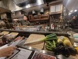 炉端を眼前に臨むカウンター席からの眺め。ここがこの店の特等席だ（筆者撮影）