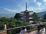神社の神域にある「新倉山浅間公園」の展望デッキ（筆者撮影）