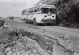 国頭を走るバス。乗降ドアが右側中央にある＝1961年9月（写真：沖縄県公文書館所蔵）