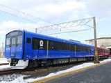 JR東日本が男鹿線で運用している交流用蓄電池駆動電車「EV-E801系」（編集部撮影）