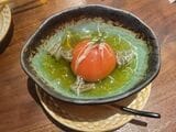 「冷やしフルーツトマト」。居酒屋定番の冷やしトマトも、素材や調理法にこだわり割烹で出てくるようなワンランク上の品に（筆者撮影）