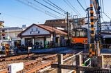 現在の下板橋駅。変わっているのは車両と駅名看板のデザインくらいだ（撮影：鼠入昌史）