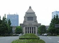 権力闘争にうつつを抜かす政治家と、見守る国民の根比べ