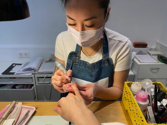 ネイル施術中の沙弥香さん