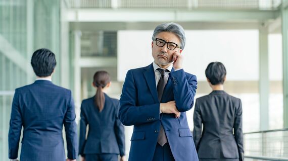 無敵化する若者たち ほめられると気まずすぎてしぬZ世代、ほめて伸ばそうと必死になる上司世代