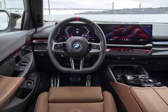 インテリアのレイアウトはこれまでのBMWと似ているが、大きなカーブドディスプレイが新しい（写真：BMW）