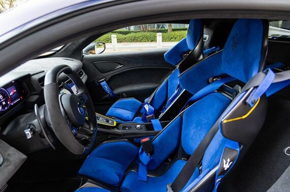 GT2ストラダーレのコクピット。カーボン製シェルのバケットシートと4点式シートベルトなどが印象的