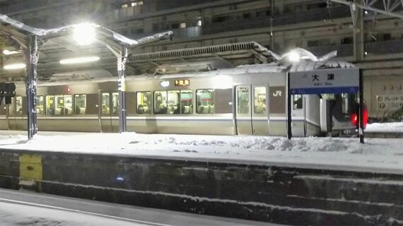 JR西日本・大雪のため大津駅でストップした電車