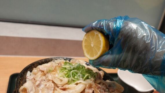 焼き塩豚カルビの半割レモンぶっかけ