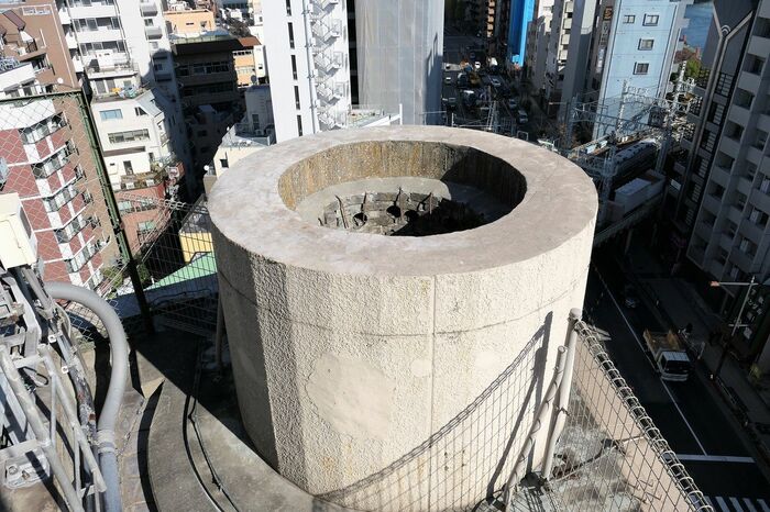 煙突は建物の北東の角にあった。この場所には