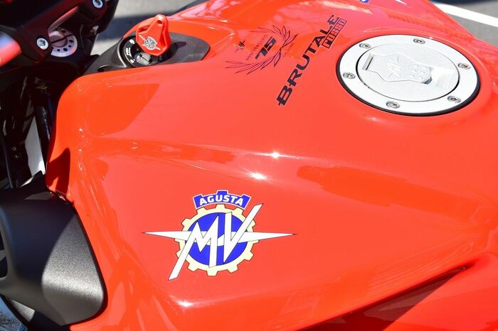 MV AGUSTAのロゴも映えるレッドカラー