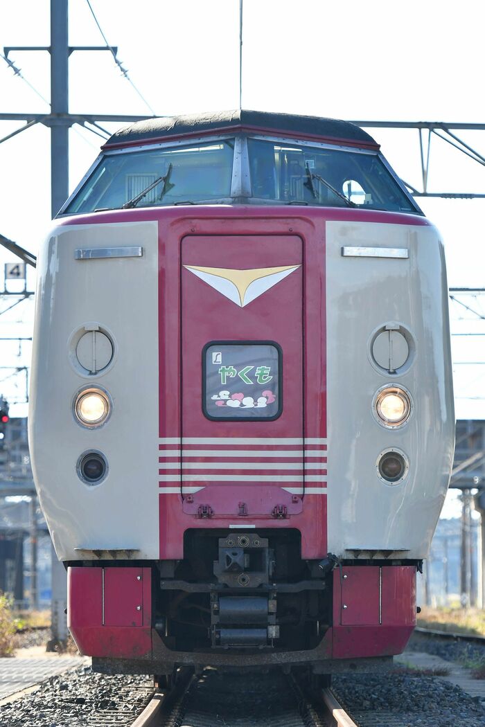 クモハ381形は貫通形。電気連結器なども装備する