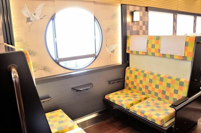 「京とれいん雅楽」の車内