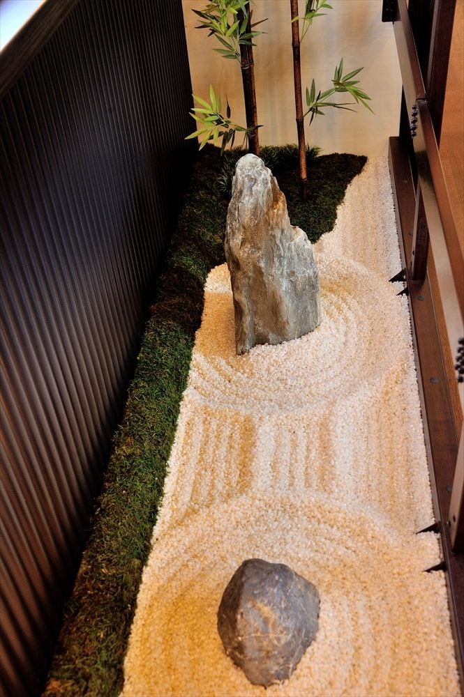 「雅楽」の車内にある枯山水の庭