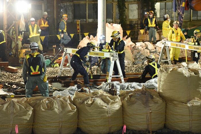 山越器を使って、線路を敷設する場所へ移動する