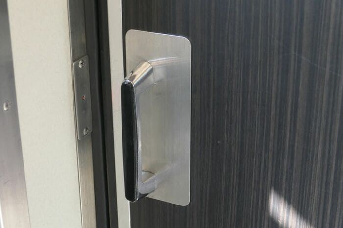 通常はプレミアムカーへのドアは開ける前提でない