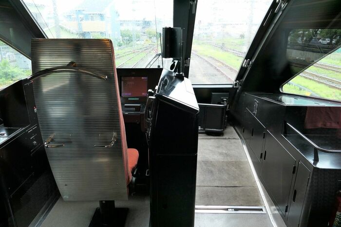 運転席の背面は客室から見えることを