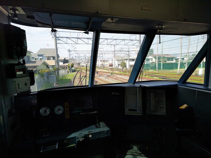 運転席越しの前面展望