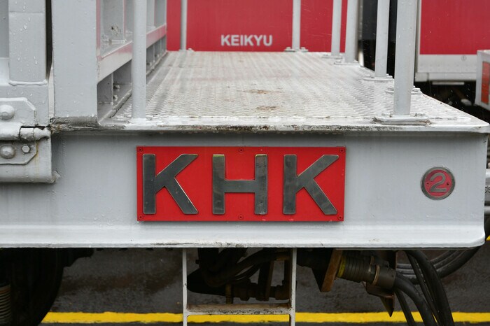 側面にはかつて使用されていた「KHK」マークが今も残る