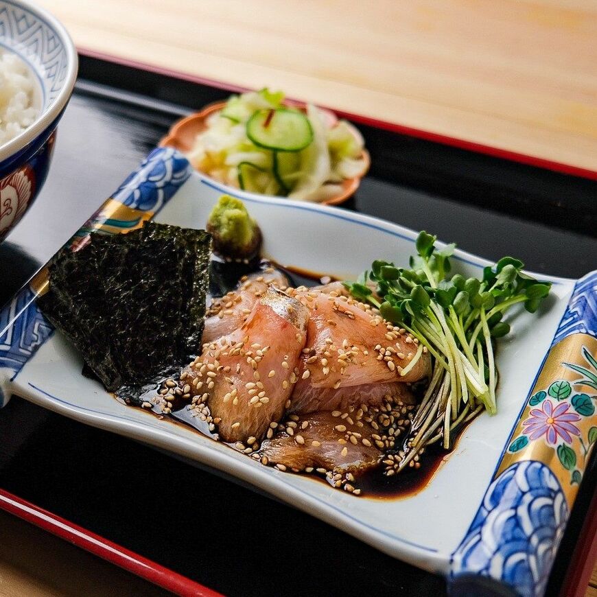 「極上カンパチ飯」。主役のカンパチはあっさりと上品だが、とろりとした食感が特徴。甘めのしょうゆで調味されており、カリカリ梅ご飯がよく合う。また特製キャベツガリ、雲丹味噌など何度もの“味変”を演出する脇役も、リピーターを呼ぶ（写真：スパイスワークスホールディングス）