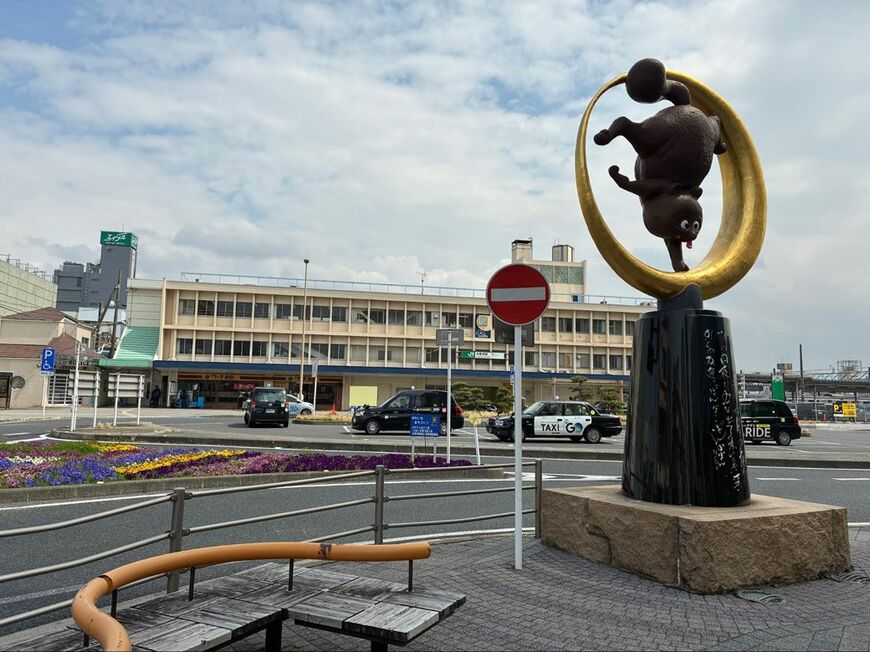 木更津駅西口。たぬきのモニュメントがある（写真：筆者撮影）