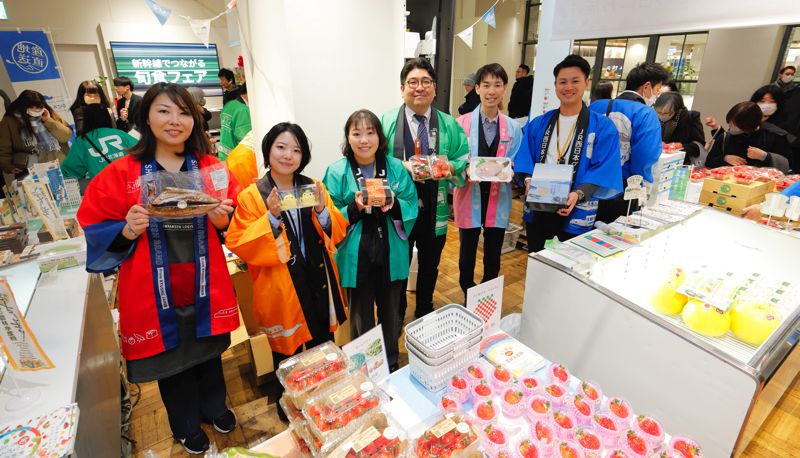 KITTE大阪に集結したJR6社の新幹線荷物輸送担当者。新幹線に乗って日本中の旬と美味しいものが天下の台所、大阪に集結（筆者撮影）