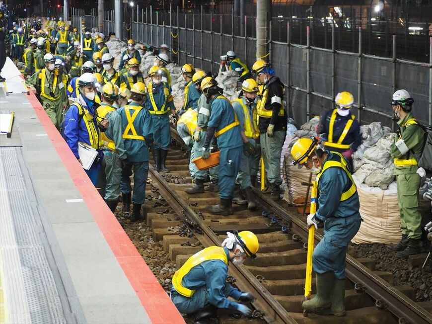 ホーム拡幅と線路移動には最大約170人が携わった（記者撮影）