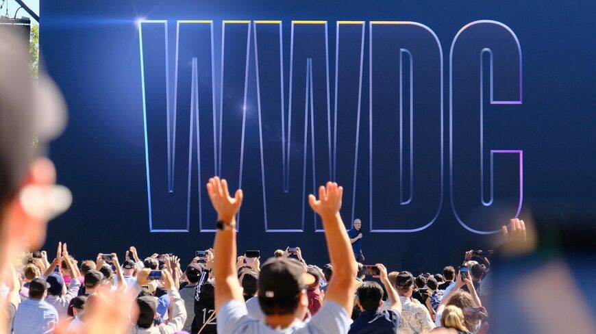 アップル本社に開発者を招いた今年6月のWWDC22で舞台挨拶に出るティム・クックCEO。コロナ禍で限定的だったが、開発者との生の対話の機会を重視した（筆者撮影）
