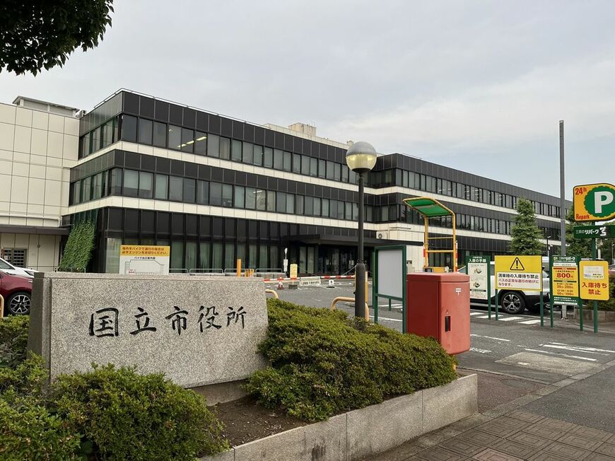 「国立署」として「国立市役所」の外観が使用されました（筆者撮影）