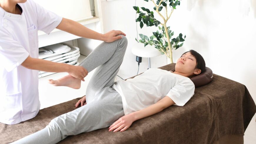 自宅にあるもので簡単にできる骨盤ストレッチの方法をご紹介します（写真：koumaru／PIXTA）この記事の画像を見る(◯枚)