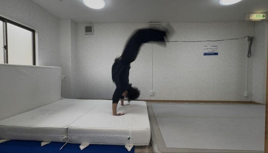 バク転には身体を後に倒し、一度完全に倒立するターンがある（写真：バク転パーソナル教室木更津店）