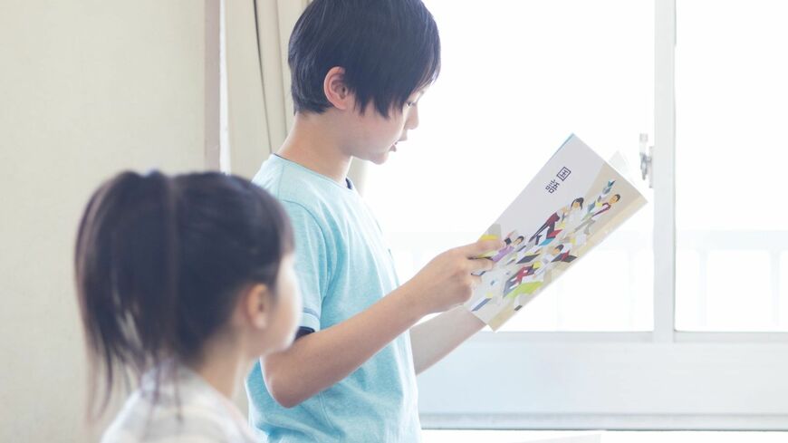 音読をする少年