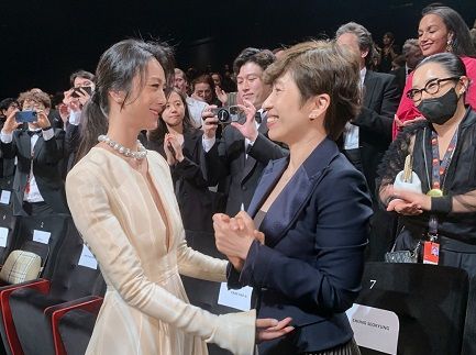 カンヌ映画祭での上映時の風景。主演のタン・ウェイと © 2022 CJ ENM Co., Ltd., MOHO FILM. ALL RIGHTS RESERVED