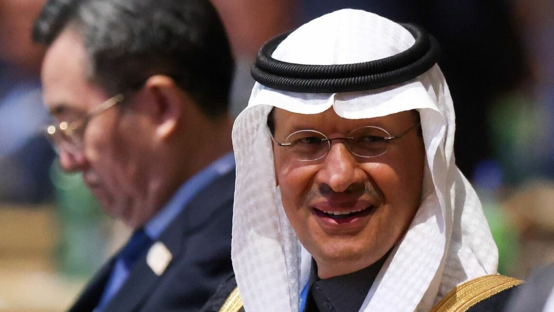 サウジアラビアのアブドルアジズ・エネルギー相(右)。減産での需給調整はうまくいかず、原油価格は大きく下落するのだろうか(写真:ブルームバーグ)