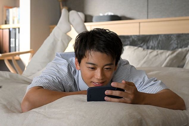 ベッドでスマホ