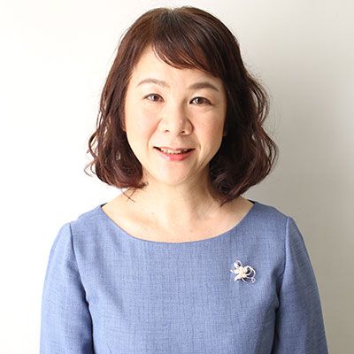 武田さち子（たけだ・さちこ）教育評論家、一般社団法人ここから未来理事東海大学文学部日本文学科卒業。海外や日本の子どもたちの人権に関する草の根の活動を行う。執筆や講演のほか、いじめ重大事態に係る第三者委員会委員など委員歴も多数。全国柔道事故被害者の会アドバイザー、日本教育法学会会員、子どもの権利条約市民・NGOの会会員など。著書に『あなたは子どもの心と命を守れますか！』『わが子をいじめから守る10カ条』（ともにWAVE出版）など、共著に『「指導死」追い詰められ、死を選んだ七人の子どもたち。』（高文研）がある。ウェブサイト「日本の子どもたち」主宰（写真：武田氏提供）