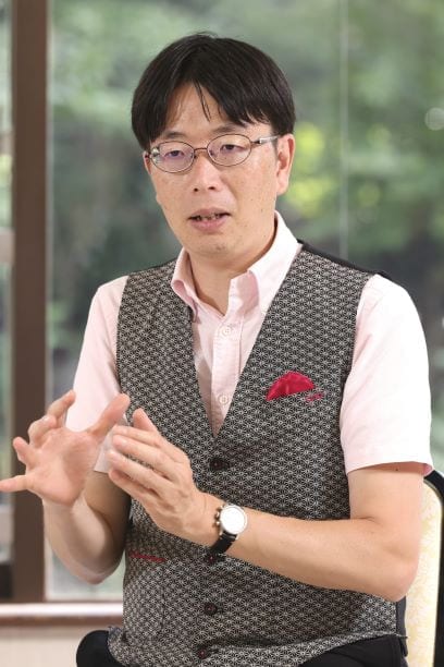 妹尾昌俊（せのお・まさとし） ／教育研究家、一般社団法人ライフ＆ワーク代表理事。徳島県出身。野村総合研究所を経て、2016年に独立。全国各地の教育現場を訪れて講演、研修、コンサルティングなどを手がけている。学校業務改善アドバイザー、中央教育審議会「学校における働き方改革特別部会」委員、「質の高い教師の確保特別部会」委員、文科省・GIGAスクール下での校務の情報化の在り方専門家会議委員なども務めた。Yahoo!ニュースオーサー。主な著書に『校長先生、教頭先生、そのお悩み解決できます！』（教育開発研究所）、『教師と学校の失敗学』（PHP研究所）、『変わる学校、変わらない学校』（学事出版）など多数。5人の子育て中（撮影：尾形文繁）