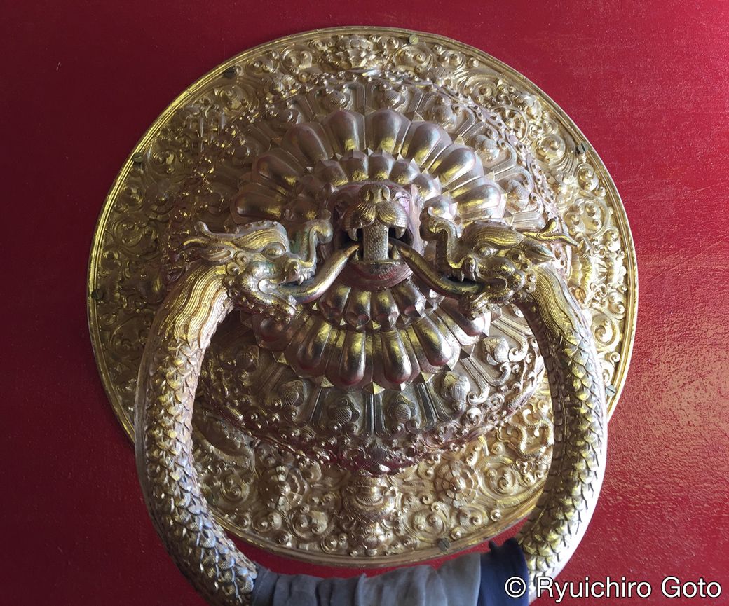 黄金の龍でデザインされた扉の取っ手（写真：筆者撮影）