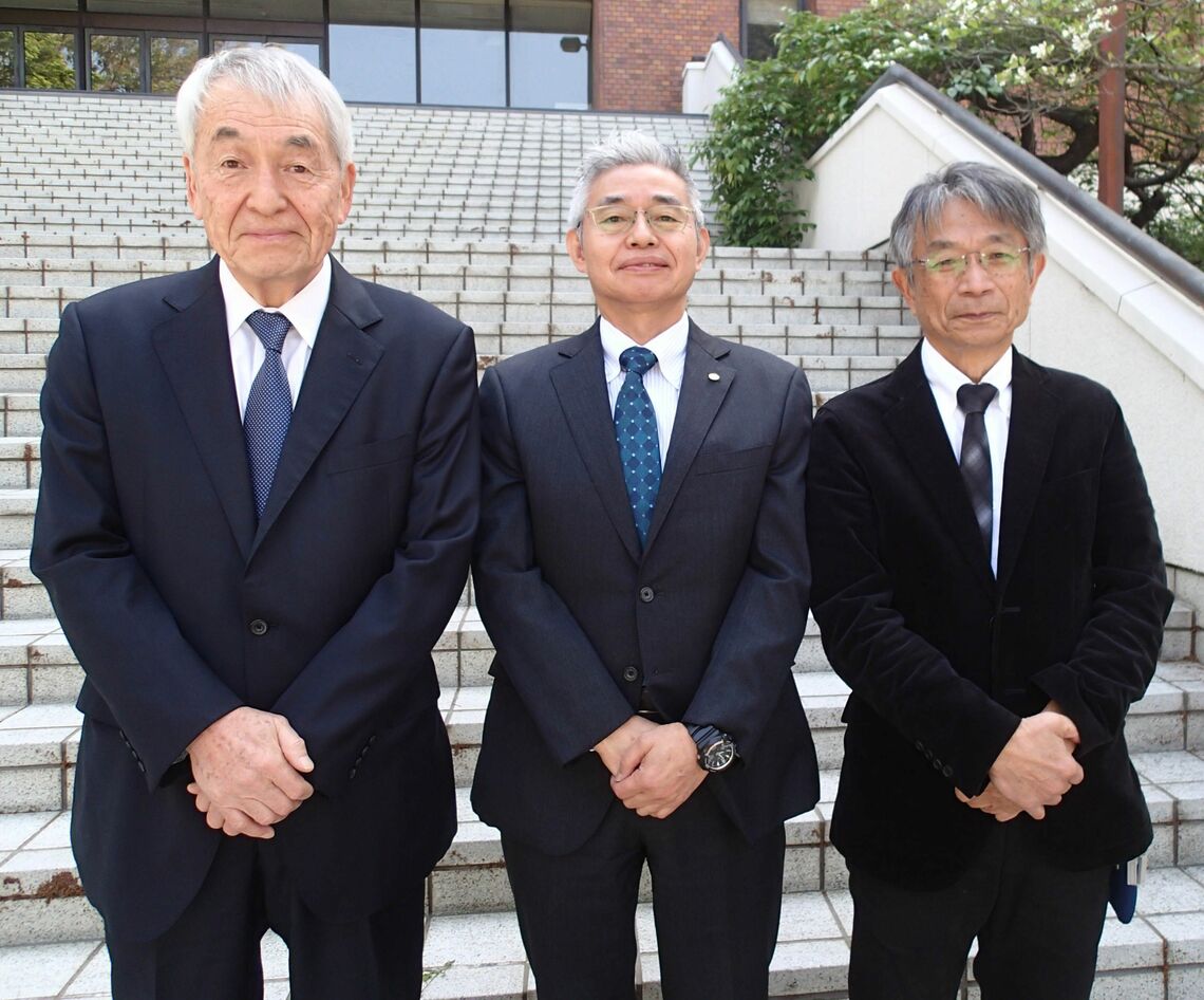 免田事件資料保存委員会の3人。左から高峰武、甲斐壮一、牧口敏孝（写真／免田事件資料保存委員会）