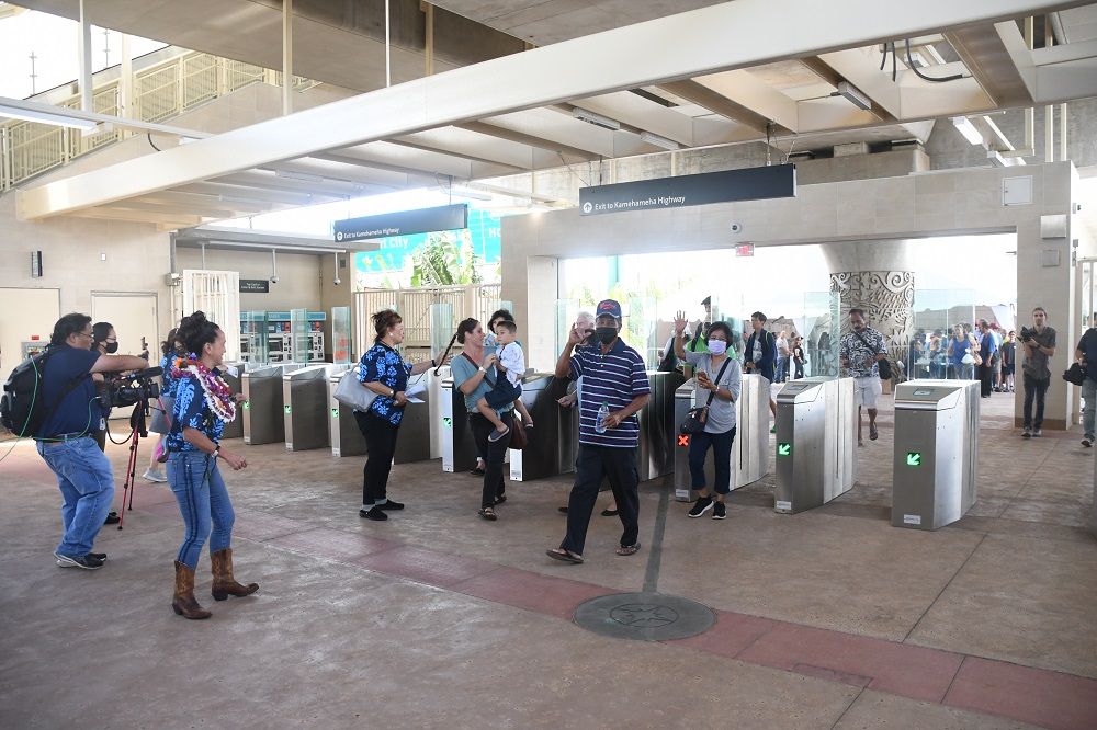 改札口が開いて入場が始まる（記者撮影）