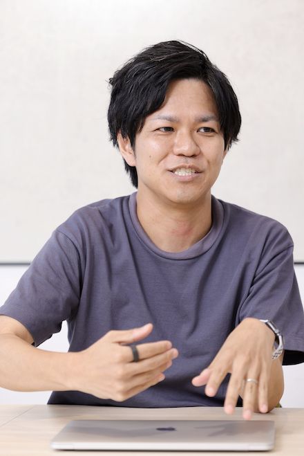 永嶋章弘（ながしま・あきひろ）：筑波大学大学院システム情報工学研究科修了。新卒でニフティに入社、SNSマーケティングツールの開発を担当。その後、創業期のイタンジに入社しさまざまな新規事業を立ち上げる。事業の区切りを迎えメルカリに転職し、アメリカ版アプリのヘルプセンターリニューアル、カスタマーサポートツール開発、メルカリNOW立ち上げなどに従事。2018年、イタンジの執行役員に就任（撮影：尾形文繁）