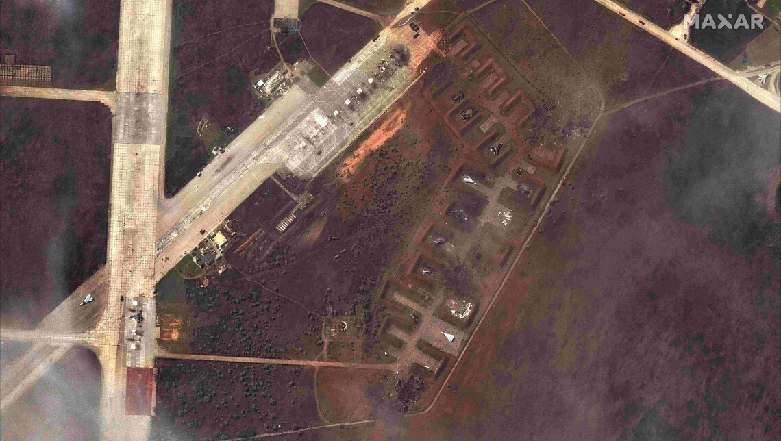南部クリミア半島にあるロシア空軍のサキ基地で発生した「爆破事件」後の衛星写真。ロシア軍は弾薬の爆発事故と発表、ウクライナ側は関与を正式に認めていないが基地内部のウクライナ人による攻撃だった(写真・AFP=時事<AFP PHOTO / Satellite image ©2022 Maxar Technologies>)